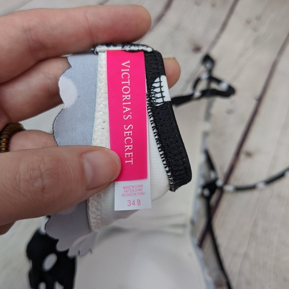 2 Piece Victoria's Secret Bikini Tops set - Picture 4 of 7